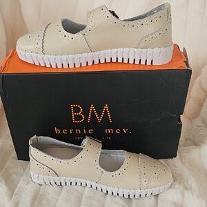 bernie mev. Beige Perforated Flats